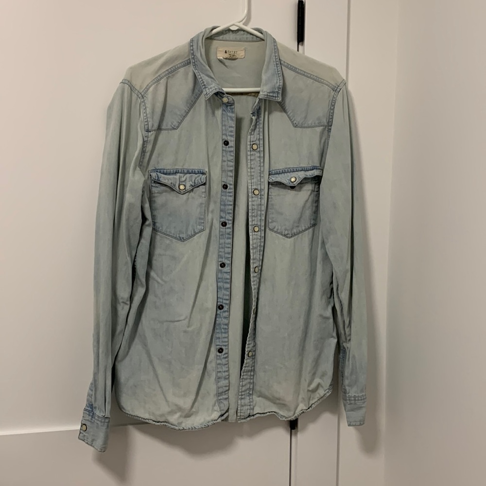 ❤️$10 Denim Button Down Shirt Size M